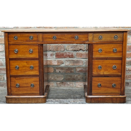 1322 - Early 20th century twin pedestal mahogany desk, gilt tooled leather top fitted with nine drawers to ... 