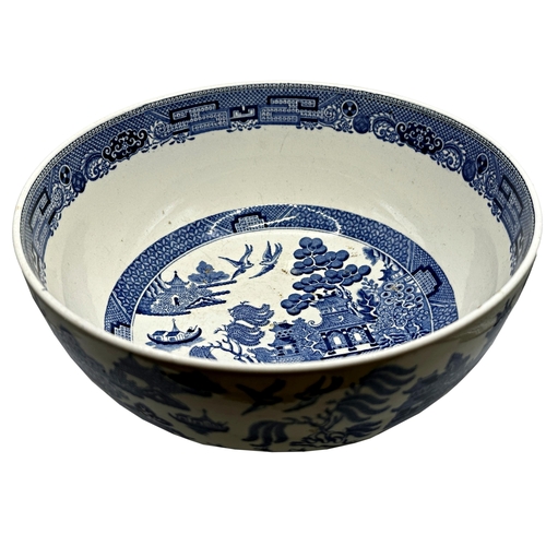 499 - Wedgwood 'Willow' pattern blue and white ceramic fruit bowl, 21.5cm diamter