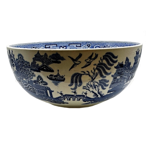 499 - Wedgwood 'Willow' pattern blue and white ceramic fruit bowl, 21.5cm diamter