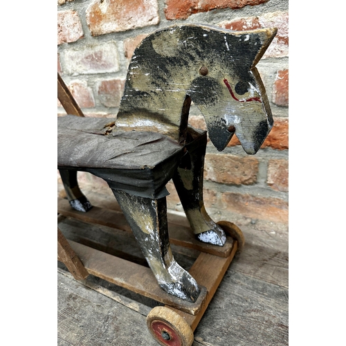 372 - Vintage toy wooden painted horse on wheels, H 50cm, L 52cm