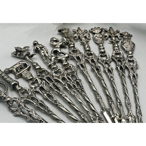 1225 - Pair of eastern '800' silver and horn salad servers, 26cm long with set on eleven African silver apo... 