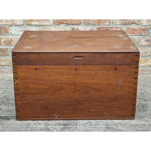 2387 - Large vintage camphorwood blanket box with triple lock plate, twin carry handles and exposed dovetai... 