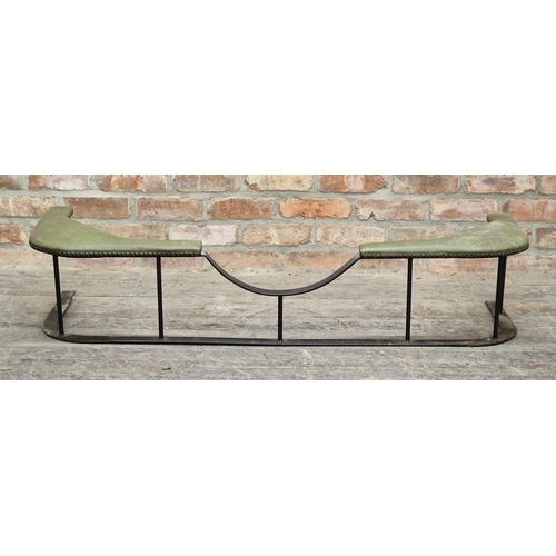 2401 - Black painted wrought iron club fender with padded seats and studded edging, H 28cm x W 135cm x D 41... 