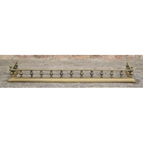 2440 - Antique brass fender, with fluted pillar supports, 17xm h x 127cm w