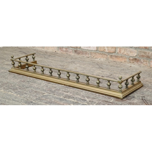 2440 - Antique brass fender, with fluted pillar supports, 17xm h x 127cm w