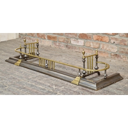 2444 - Impressive late 19th century iron and brass fire fender, H 34cm x W 139cm