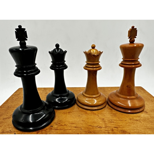1371 - Good quality Jaques Staunton boxwood and ebony chess set, king inscribed 'Jaques London', rooks and ... 