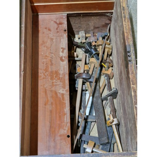 140 - The estate of Peter & Joy Evans of Whiteway, Stroud - Peter Evans pine tool chest, the interior with... 