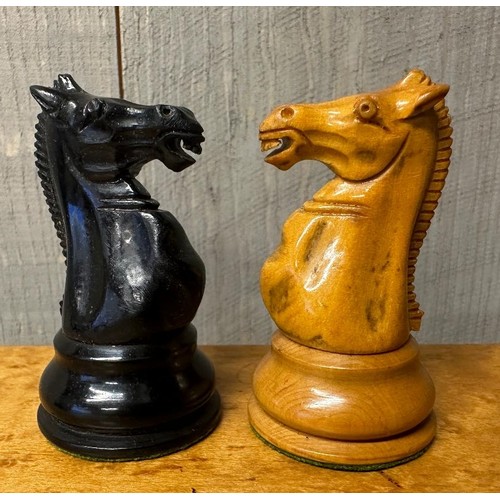 1371 - Good quality Jaques Staunton boxwood and ebony chess set, king inscribed 'Jaques London', rooks and ... 