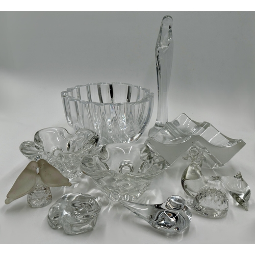 2175 - Collection of vintage art glassware to include a three sided ashtray with opaque glass panels, a ver... 