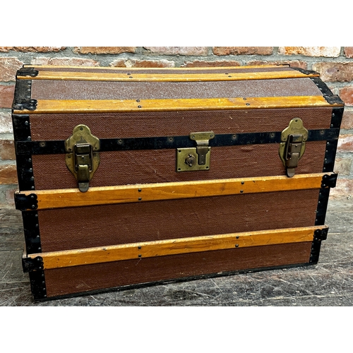 2422 - Vintage dome top steamer trunk, H 53cm x W 76.5cm