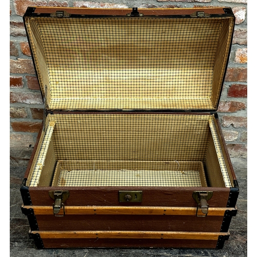 2422 - Vintage dome top steamer trunk, H 53cm x W 76.5cm