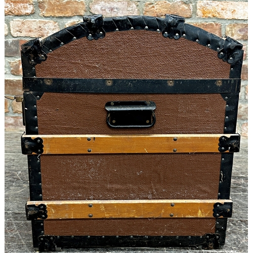 2422 - Vintage dome top steamer trunk, H 53cm x W 76.5cm