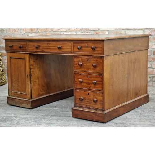 1200 - Good quality 19th century mahogany partners desk, fitted with an arrangement of drawers and cupboard... 