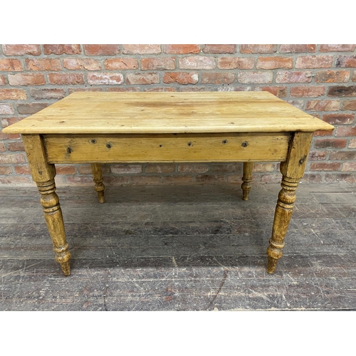 1240 - Victorian pine farmhouse kitchen table fitted with a single frieze drawer, H 72cm x W 117cm x D 76cm