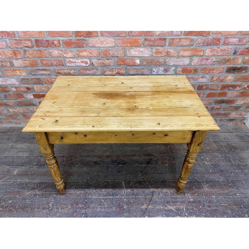1240 - Victorian pine farmhouse kitchen table fitted with a single frieze drawer, H 72cm x W 117cm x D 76cm