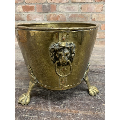 2383 - Antique brass paw footed and twin lion head handled coal or log bucket. W 42cm x H 30cm.