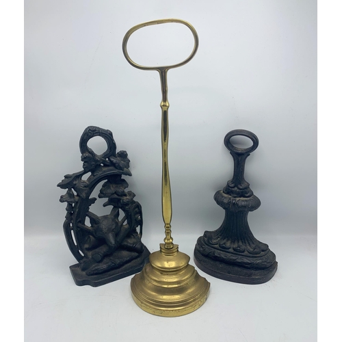 2393 - Quantity of antique brass and cast iron door stops to include fox example (3)