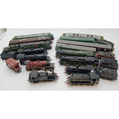 354 - Large collection Of 00 Gauge trains, wagons & tracks.