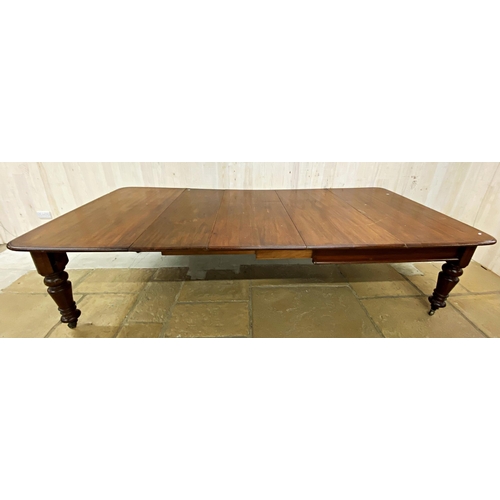 1265 - Large mid 19th century mahogany extending dining table to comfortably seat twelve, on good turned le... 