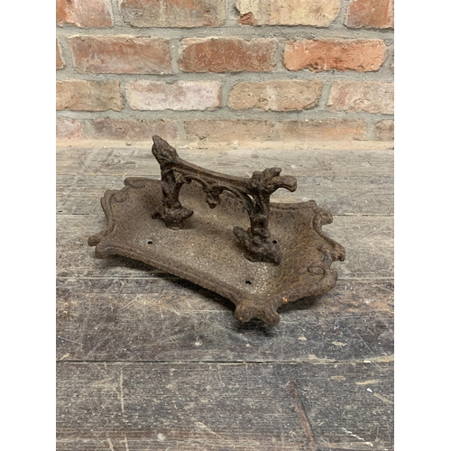 1026 - Victorian Coalbrookdale cast iron boot scraper, kite lozenge to base, H 20cm x L 42xm