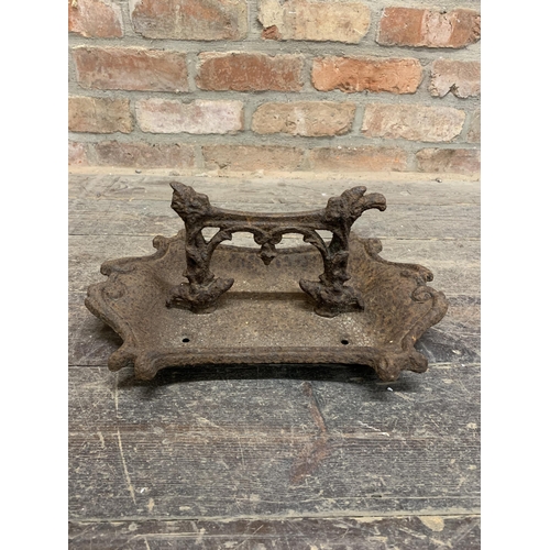 1026 - Victorian Coalbrookdale cast iron boot scraper, kite lozenge to base, H 20cm x L 42xm