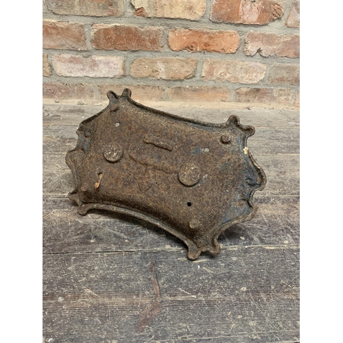 1026 - Victorian Coalbrookdale cast iron boot scraper, kite lozenge to base, H 20cm x L 42xm