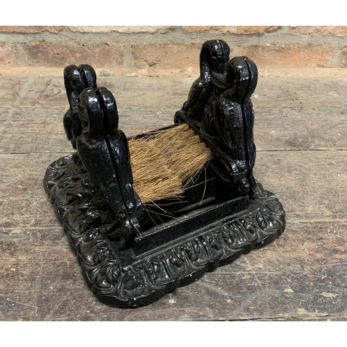 1024 - Victorian cast iron boot scraper, twin bird and urn brackets H 21cm x W 28cm