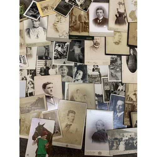 434 - Large quantity of CDV cards & portrait photographs.