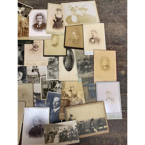 434 - Large quantity of CDV cards & portrait photographs.