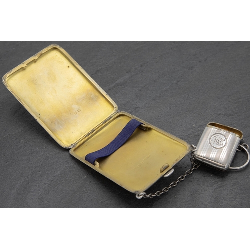 189 - Good quality early 20th century engines turned silver cigarette case and vesta on a chatelaine, make... 