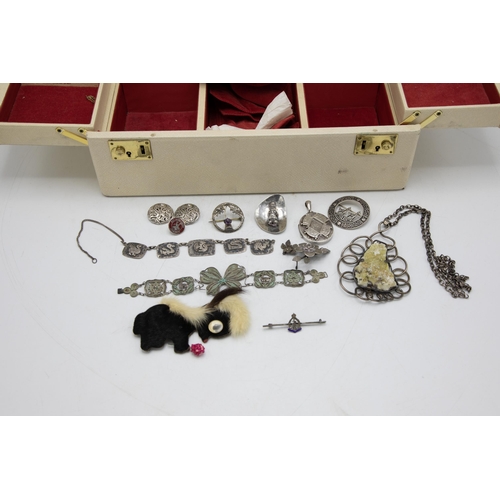 152 - Good collection of silver jewellery comprising a huge pendant fitted with agate on chain, filigree b... 