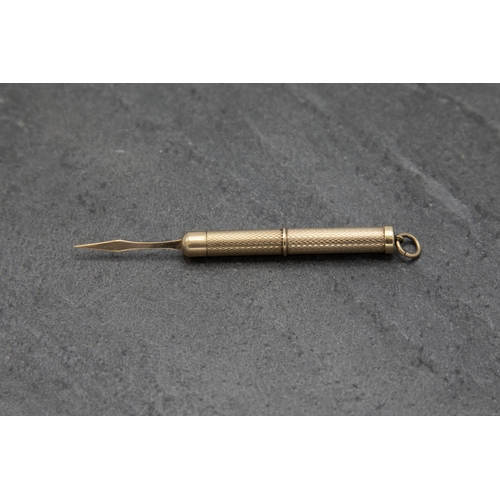 162 - 9ct engine turned propelling toothpick, 5cm long, 7.2g