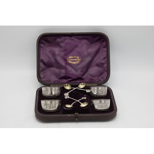 247 - Good quality Victorian cased set of four silver salts and spoons, maker Walter & John Barnard, Londo... 