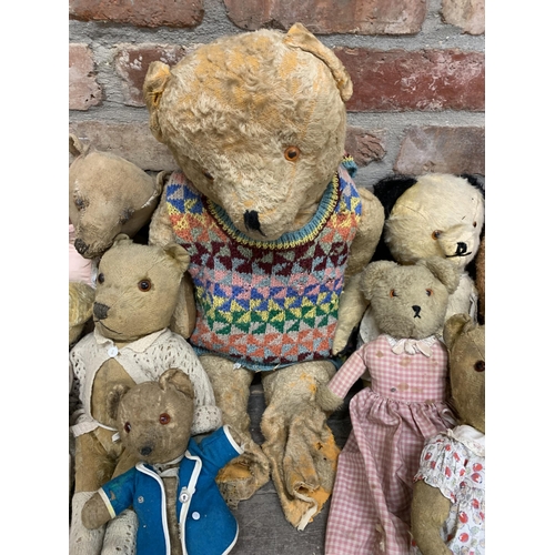 3647 - Quantity of antique and vintage mohair straw filled teddy bears, Largest 55cm, some AF (10)