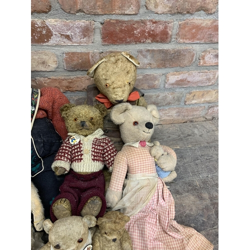 3648 - Quantity of antique and vintage mohair straw filled teddy bears, Largest 70cm, some AF (10)