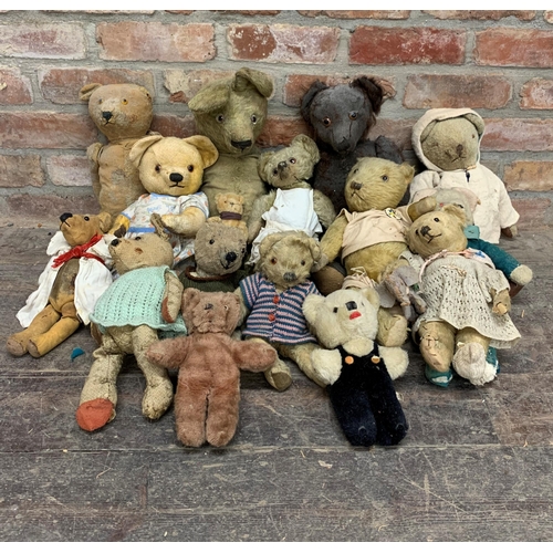 3651 - Quantity of antique and vintage mohair straw filled teddy bears, Largest 70cm, some AF (16)