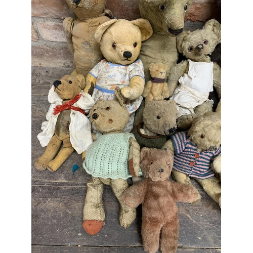 3651 - Quantity of antique and vintage mohair straw filled teddy bears, Largest 70cm, some AF (16)