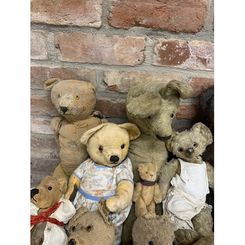 3651 - Quantity of antique and vintage mohair straw filled teddy bears, Largest 70cm, some AF (16)