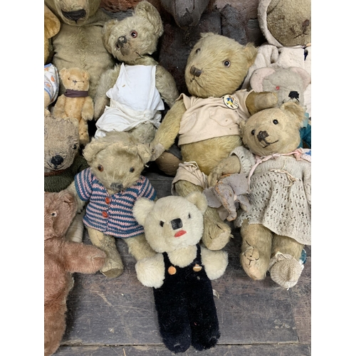 3651 - Quantity of antique and vintage mohair straw filled teddy bears, Largest 70cm, some AF (16)