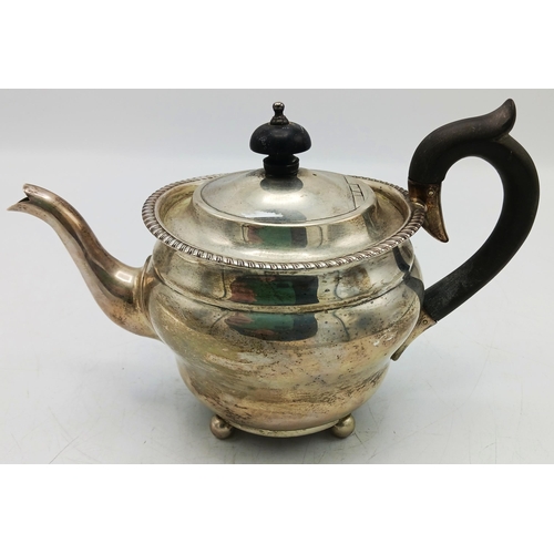 135 - Late Victorian silver teapot, maker Elkington & Co, London 1890, 16cm high, 18oz approx