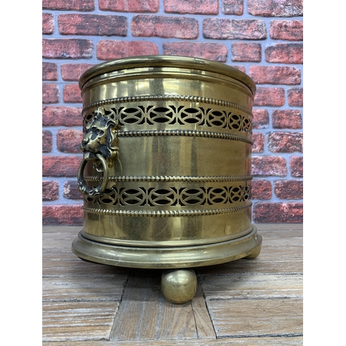 2224 - Large Victorian brass coal scuttle having pierced body and twin lion head handle finish, original li... 