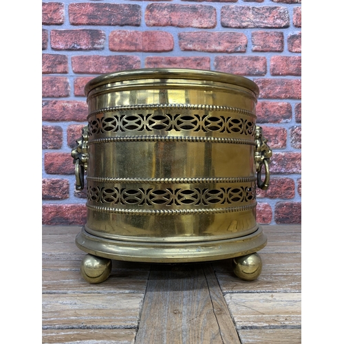 2224 - Large Victorian brass coal scuttle having pierced body and twin lion head handle finish, original li... 