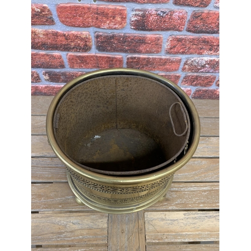 2224 - Large Victorian brass coal scuttle having pierced body and twin lion head handle finish, original li... 