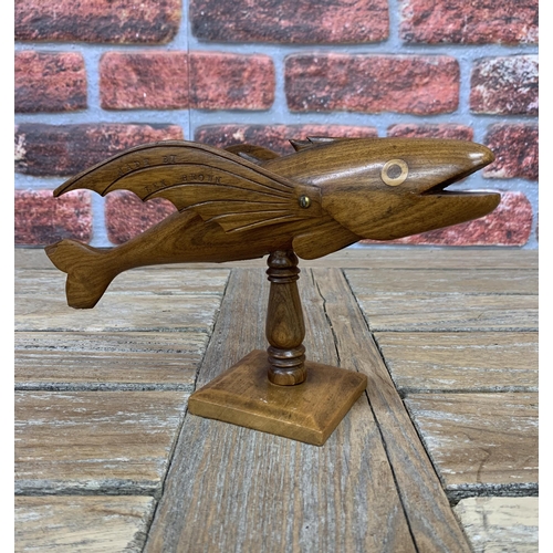 2172 - Folk Art flying fish carving from the Pitcairn Island, signed by artist Len Brown, H 16cm x L 32cm (... 