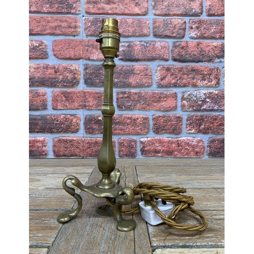 2372 - Antique brass Pullman lamp with faceted baluster column and typical scrolled feet, 30cm high