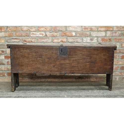 1341 - Impressive Elizabethan oak six plank armoury / sword chest with wrought iron hinges and lock plate, ... 