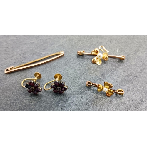 80 - Mixed 9ct jewellery - graduated pair of shamrock brooches, tie pin brooch and pair of floral garnet ... 