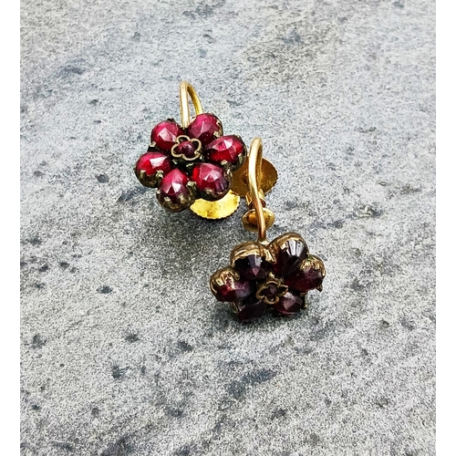 80 - Mixed 9ct jewellery - graduated pair of shamrock brooches, tie pin brooch and pair of floral garnet ... 