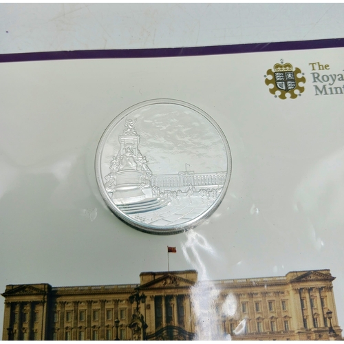 212 - The Royal Mint - Buckingham Palace 2015 £100 '999' silver coin, uncirculated and The Trafalgar Squar... 